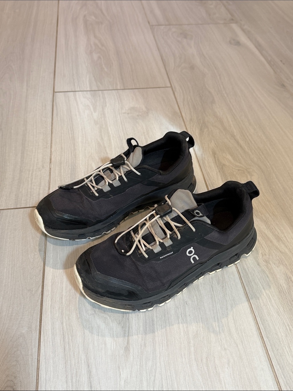 On Cloud Hero waterproof kids Black Sneakers with easy on/off , size 4